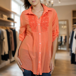 Blusa Túnica de Gasa Color Durazno para Mujer, Marca PNM Overseas, con Mangas Enrollables y Botones, Diseño Moderno - Product Image 2