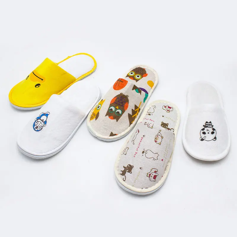 Zapatillas de hotel desechables para niños, zapatillas de uso doméstico con logotipo personalizado, zapatillas de dormitorio de invitados para interiores de dibujos animados