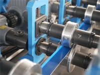 Machine de profilage de sections de plafond en tuiles vernissées à grande vitesse 60 m/min avec découpe hydraulique, moteur et boîte de vitesses contrôlés par PLC
