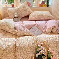 Parures de lit aux motifs floraux vibrants qui vous transportent dans un champ de fleurs, avec housse de couette, drap plat ou option drap-housse