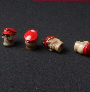 Chapeau <span class=keywords><strong>militaire</strong></span> de diable de roue de Modification de résine de crâne coloré rouge pour la fabrication de collier - Product Image 1