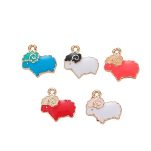 Pendentif agneau en alliage doré avec breloque émail Corne Bouclée pour mobile de chambre d'enfant ou de baby shower - Product Image 1