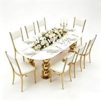Table de banquet ovale de luxe pour hôtel, avec plateau en marbre blanc et pieds en acier inoxydable doré, idéale pour les mariages et événements.