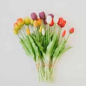 Ramo de Tulipanes Rosados Artificiales - Flores de Primavera Realistas con Flores Abiertas, Estambres Amarillos y Capullos Verdes para Decoración del Hogar - Product Image 3