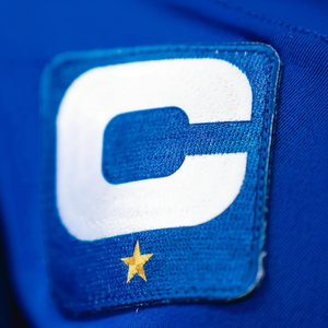 Écusson de capitaine C brodé avec 4 étoiles d'or Écusson d'uniforme sportif personnalisé Écusson à repasser pour chefs d'équipe et capitaines - Product Image 1