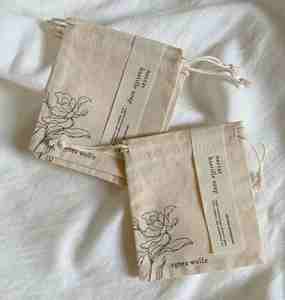 Sac cadeau de mariage en coton personnalisé avec cordon de serrage et housse anti-poussière pour les mariages et les occasions spéciales - Product Image 2