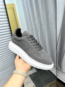 รองเท้าผ้าใบหนังทรงเตี้ยพื้นหนา Alexander Smooth Leather รุ่น Mc. ตะเข็บเสริมความแข็งแรงสำหรับเสื้อผ้าสตรีทแวร์ชายหญิง รุ่นควีน - Product Image 2