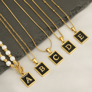 Amuleto de Letra Cuadrada Negra |   Colgante Rectangular de Acero Inoxidable Chapado en Oro PVD de 18K con Inicial del Alfabeto en Esmalte |   Resistente al agua y duradero - Product Image 4