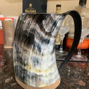 Taza de cuerno de búfalo natural pulida, recipiente duradero para beber, arte rústico coleccionable, decoración del hogar, regalo de Año Nuevo para familiares y amigos. - Product Image 1