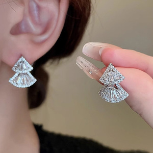 Orecchini a triangolo mobili da donna, geometrici, per uso quotidiano, accessori per le orecchie - Product Image 1