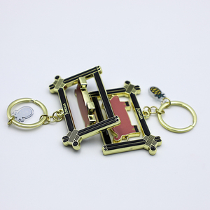 Llavero Giratorio de Alta Gama con Esmalte Metálico Duro, Diseño de Animal, Cerdo, Piña y Fruta - Product Image 2