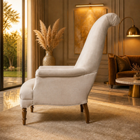 Fauteuil de luxe moderne en cuir avec accoudoirs plissés, dossier haut allongé à motifs festonnés et structure en bois