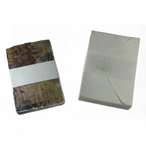 การ์ดพิมพ์ออฟเซ็ตแบบส่วนตัวบนกระดาษทำมือ ปรากฏให้เห็นลายเหมือนวาดด้วยสีน้ำ ของใช้บนโต๊ะทำงานและการ์ดที่เป็นมิตรกับสิ่งแวดล้อมอย่างแท้จริง - Product Image 1