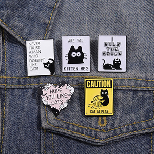 Nueva llegada <span class=keywords><strong>Tarot</strong></span> forma de tarjeta lindo gatito broche de Metal insignia precaución gato en juego I regla la casa rectángulo esmalte solapa Pin - Product Image 6