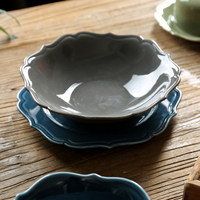 Service de table en céramique nordique bio à forme irrégulière avec glaçure réactive, assiettes et bols en porcelaine pour restaurants et hôtels modernes