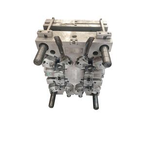 Molde de Inyección de Plástico con Inserto Metálico Personalizable para la Cubierta Frontal de una Bicicleta Eléctrica o Scooter, Orientada hacia los Manillares - Product Image 1