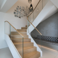 Escalier droit en bois avec garde-corps en verre, design moderne et luxueux, en forme de U, avec marche en bois