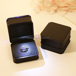 Boîte à bijoux LED en cuir PU bleu <span class=keywords><strong>avec</strong></span> logo estampé or, emballage de luxe pour bijoux, boîtes à bagues personnalisées <span class=keywords><strong>avec</strong></span> lumières - Product Image 5