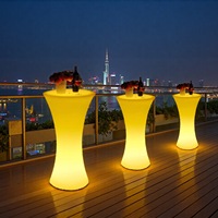 Ensemble de mobilier de salon extérieur moderne et minimaliste pour hôtel, avec éclairage et télécommande, comprenant une table de bar et des chaises en plastique avec comptoir haut