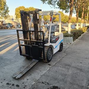 Chariot élévateur diesel TCM 30 3t à haut rendement, matériel de terrassement d'occasion avec pompe et moteur à boîte de vitesses - Prix réduit - Product Image 5