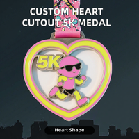 Médaille de finisseur personnalisée en forme de cœur 5K en alliage de zinc émaillé couleur plaqué or avec ruban imprimé pour course de course à pied