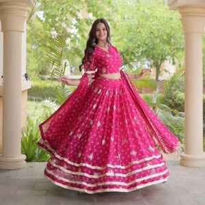 Lehenga Choli élégant en Georgette Premium avec imprimé Bandhej, sequins et broderies Zari, accompagné d'un Dupatta, prix de gros par Royal Exports - Product Image 1