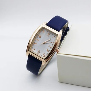 Reloj de Mujer Deportivo de Moda Antigua de Lujo Cuadrado Retro, Números con Incrustaciones de Diamantes, Movimiento de Cuarzo, Correa de Cuero y Aleación de Acero Inoxidable - Product Image 5