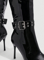 Stivali Alti al Ginocchio da Donna Personalizzabili in Pelle Verniciata Nera con Borchie e Cinturino con Fibbia, Punta Affusolata, Tacco a Spillo e Cerniera Laterale
