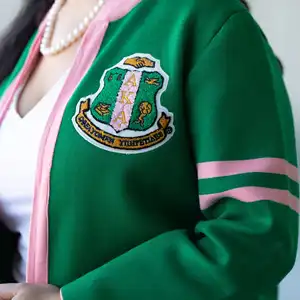โลโก้ที่กําหนดเอง OEM ODM ผู้หญิงเสื้อกันหนาว sorority สีเขียวสีชมพูผู้หญิงคอวีสุภาพสตรีถักสาวเสื้อแขนยาวถักคาร์ดิแกน