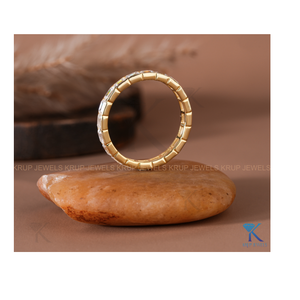 Anillo Chevron de Doble Hilera de Diamantes en Oro de 18K, Anillo de Diamantes Apilable Elegante y Atemporal con Brillantes Piedras Redondas de Corte Brillante - Product Image 5