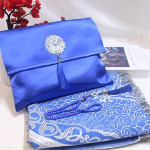 Alfombra de oración de seda artificial con diseño de arco de flores elegante, para uso diario en el hogar, para Salah y Namaz, venta al por mayor de fábrica. - Product Image 1