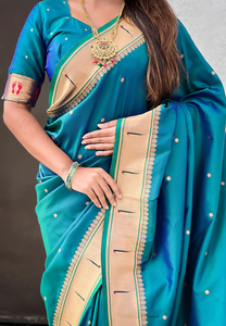 Saree de seda verde Paithani con exquisitos motivos de Dios Mahalaxmi tejidos Zari y bordes tradicionales para un aspecto divino y elegante - Product Image 5