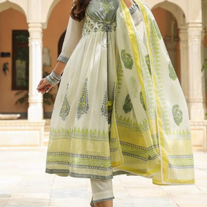 Nouveau costume de style Design exclusif de vêtements de fête en coton longue robe Anarkali de Style indien et pakistanais avec un travail de broderie lourd - Product Image 1