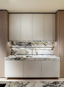 Gabinete de Cocina Moderno de Roble con Encimera de Mármol y Diseño de Isla Integrada - Product Image 3