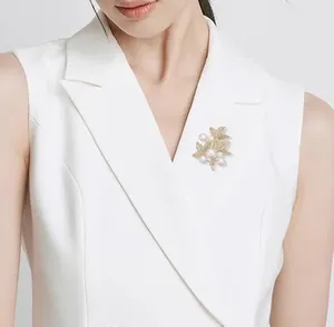 Broches de Moda con Perlas, Hojas de Arce y Diamantes de Imitación, Chapados en Oro para Mujer, Elegantes Broches Metálicos para Ropa, Accesorios de Joyería Diarios - Product Image 3