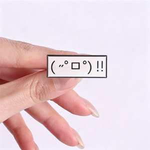 Ensemble de 4 épingles en émail avec émoticônes textiles, rectangulaires, simples, à contour noir, broches Kaomoji pour la décoration de sacs à dos - Product Image 2