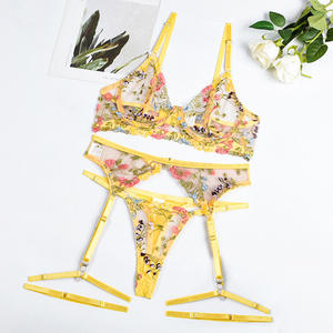 Nouvel ensemble de lingerie sexy trois pièces : soutien-gorge transparent, porte-jarretelles et string, motif floral pastoral jaune - Product Image 6