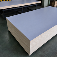 Contreplaqué mélaminé en peuplier marin 18 mm 2440x1220 mm E0 imperméable de qualité supérieure moderne pour meubles de cabinet