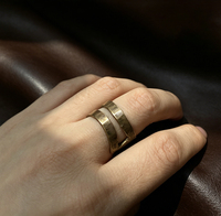 Bague en laiton oxydé forgée à la main, texture martelée artisanale, design bouclier ouvert, bijoux vintage pour hommes et femmes, patine vieillie unique