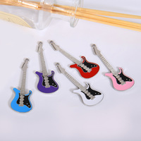 Pendentif en métal émaillé multicolore en forme de guitare électrique, style rock, pour la fabrication de colliers, bracelets et porte-clés DIY