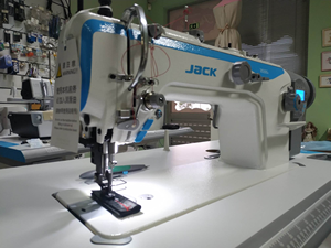 Machine à coudre à point droit robuste UseJack JK-2030G : Moteur servo avancé, mécanisme d'alimentation par le haut pour matériaux de moyenne à grande épaisseur - Product Image 3