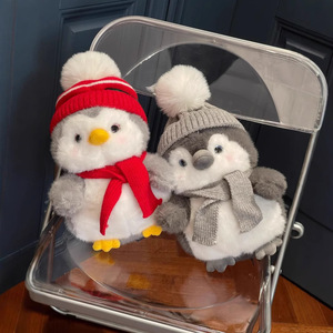 Peluche Pinguino di Harbin con Abito Invernale, Statuetta Unisex in Poliestere, Pupazzo di Neve Natalizio, Pinguino Dormiente - Product Image 2