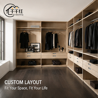 Dressing sur mesure avec étagères ouvertes, tiroirs, tringles de suspension et éclairage LED pour projets hôteliers, villas et appartements
