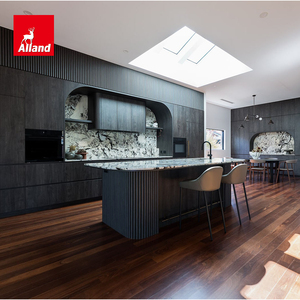 Gabinetes <span class=keywords><strong>de</strong></span> Cocina Contemporáneos Personalizados Alland con Paneles <span class=keywords><strong>de</strong></span> Madera Acanalada en Acabado Roble Oscuro y Isla <span class=keywords><strong>de</strong></span> Mármol Curvado Acanalado - Product Image 2