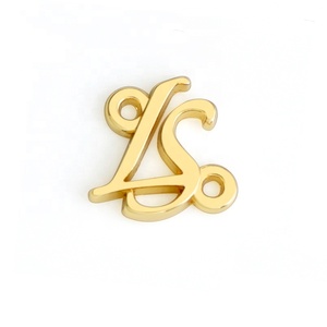 Placa de Metal Dorada con Letras para Logotipo de Ropa, Etiqueta de Metal Personalizada para Coser en la Ropa con Dos Agujeros para Trajes de Baño y Suéteres - Product Image 1