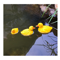 Vente en gros de sculptures en résine LIFA Little Yellow Duck, décoration flottante pour étang, ornement extérieur, motif animal fait main et peint à la main