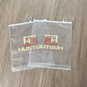 Sacs à fermeture éclair en PVC givré personnalisés avec logo imprimé, emballage pour vêtements, sacs à fermeture éclair sur mesure avec votre propre logo - Product Image 6