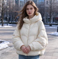 Veste matelassée courte à capuche crème pour femme, style décontracté, idéale pour l'hiver et le streetwear quotidien, personnalisable OEM – Grande Vente