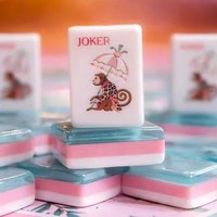 Set Ubin Mahjong Akrilik Mewah Amerika Motif Bunga Tropis Pastel Pink Biru Desain Plumeria & Tanaman Hijau 3-Lapisan