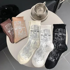 Produits de dropshipping 2026 |   Chaussettes mi-mollet en coton unisexe à motif lettres effet éclaboussures de peinture, style décontracté de créateur, respirantes pour le printemps - Product Image 1